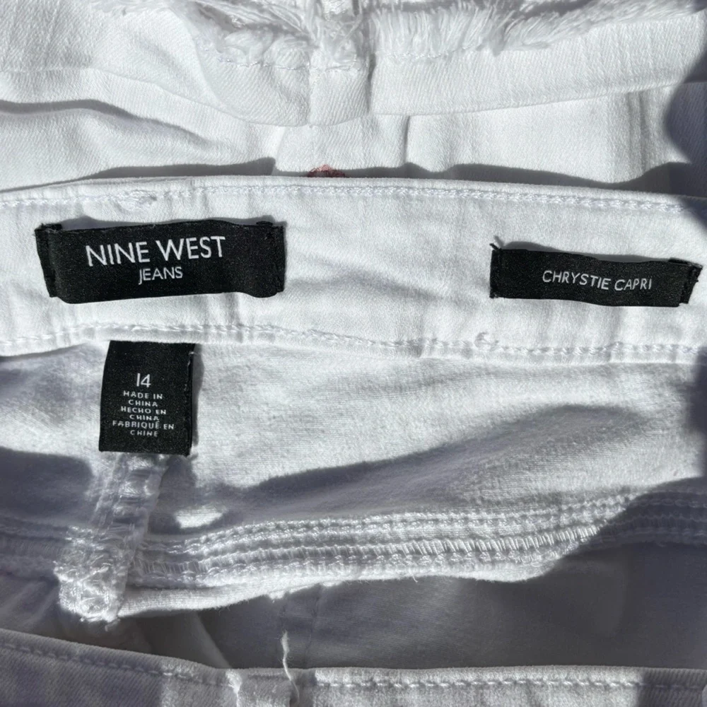 Nine West Jeans White Embroidered Chrystie Capri Women’s Size 14 💥Host Pick💥 - Picture 12 of 15
